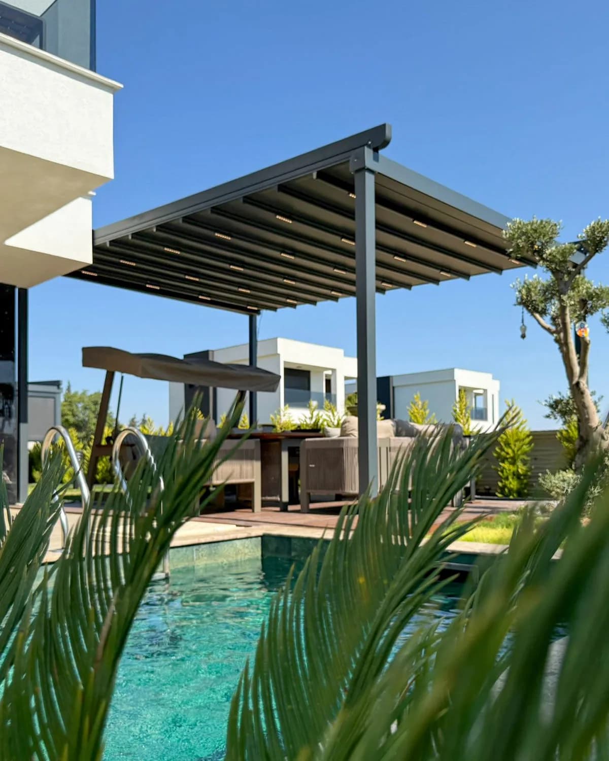 Villa terasında motorlu pergola tente